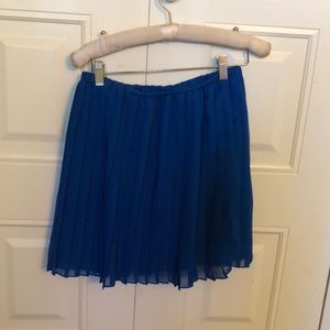 Bright and airy pleated skirt